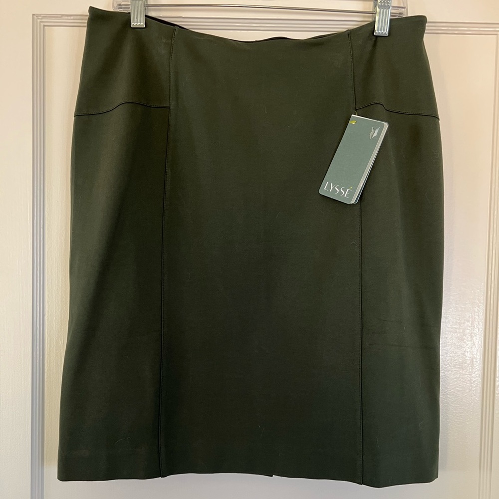 NWT slimming Lysse skirt, size L